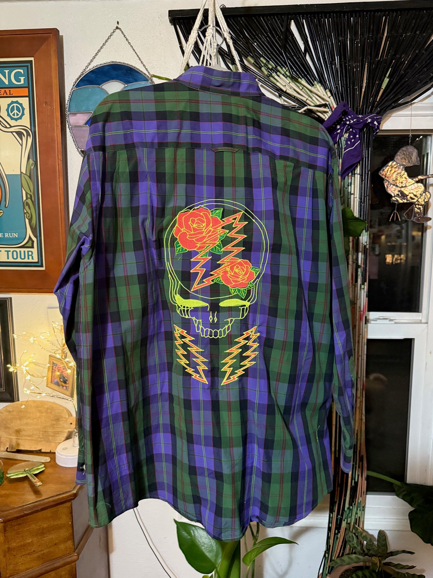 Rose and Bolts Button Up Men's Large